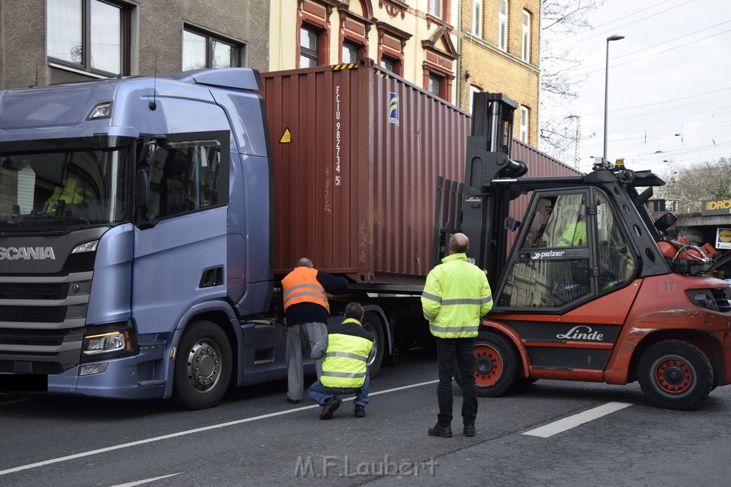 LKW gegen Bruecke wegen Rettungsgasse Koeln Muelheim P36.JPG - Miklos Laubert